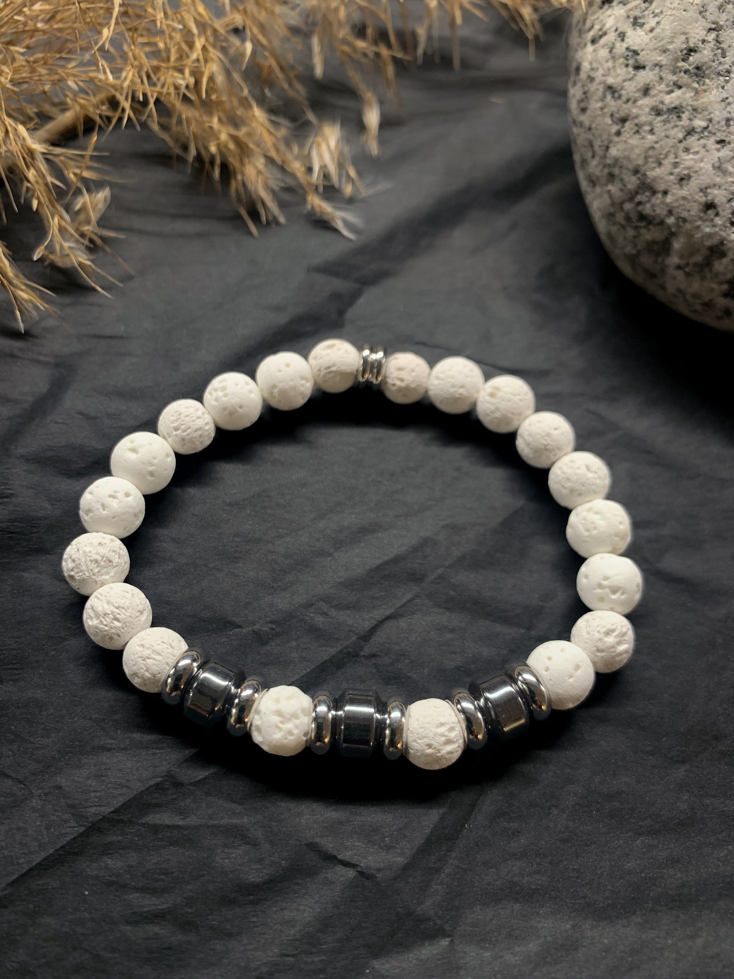 Gubbe Laavakivi Hematiitti -rannekoru