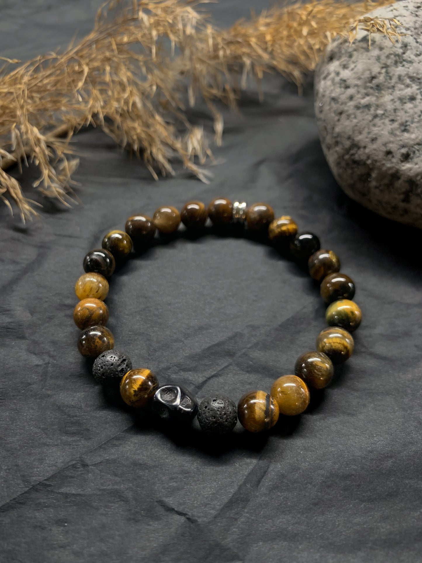 Gubbe Tiikerinsilmä Laavakivi Magnesiitti -rannekoru