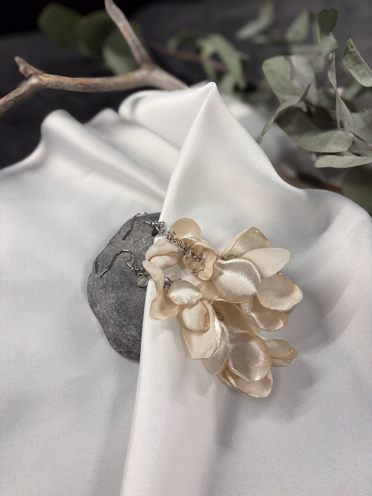 Lupiini-korvikset Kvartsi-kivihelmillä (luonnonvalkoinen) • Slow Fashion by Jaaza