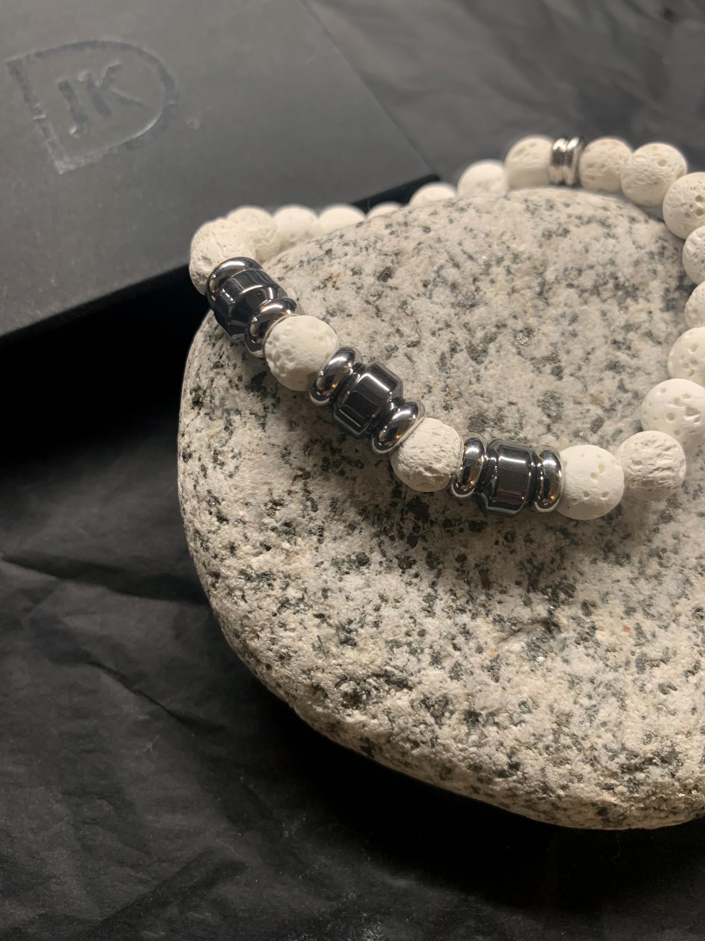 Gubbe Laavakivi Hematiitti -rannekoru