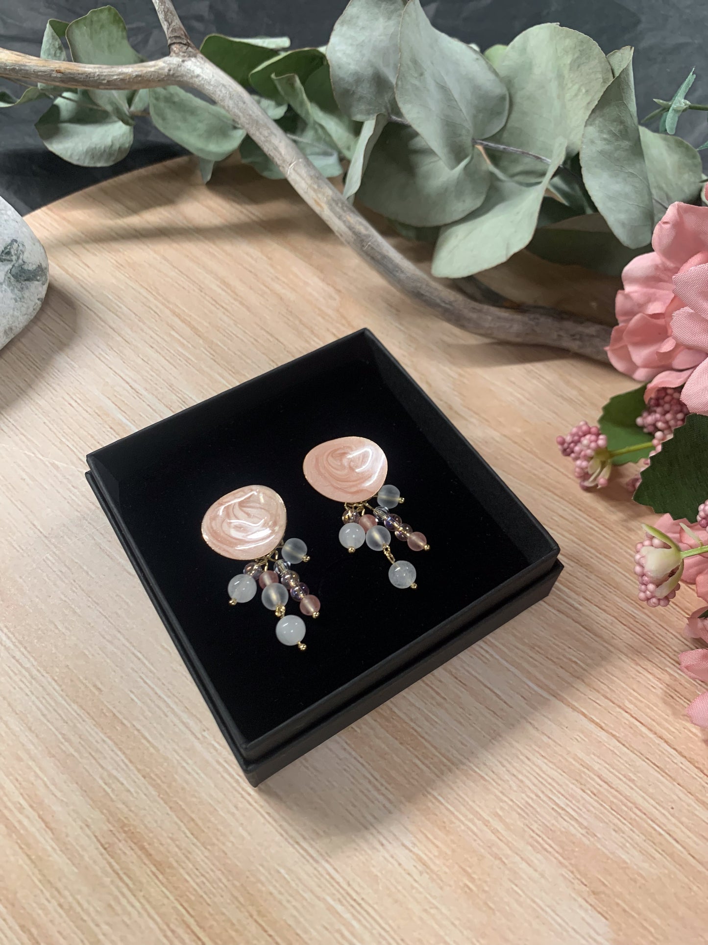 Koralli-korvakorut (hento vaaleanpunainen-valkoinen)