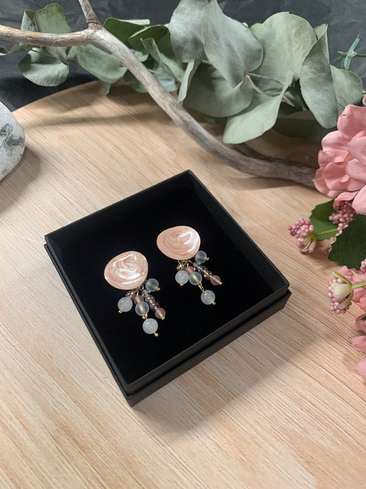 Koralli-korvakorut (hento vaaleanpunainen-valkoinen)