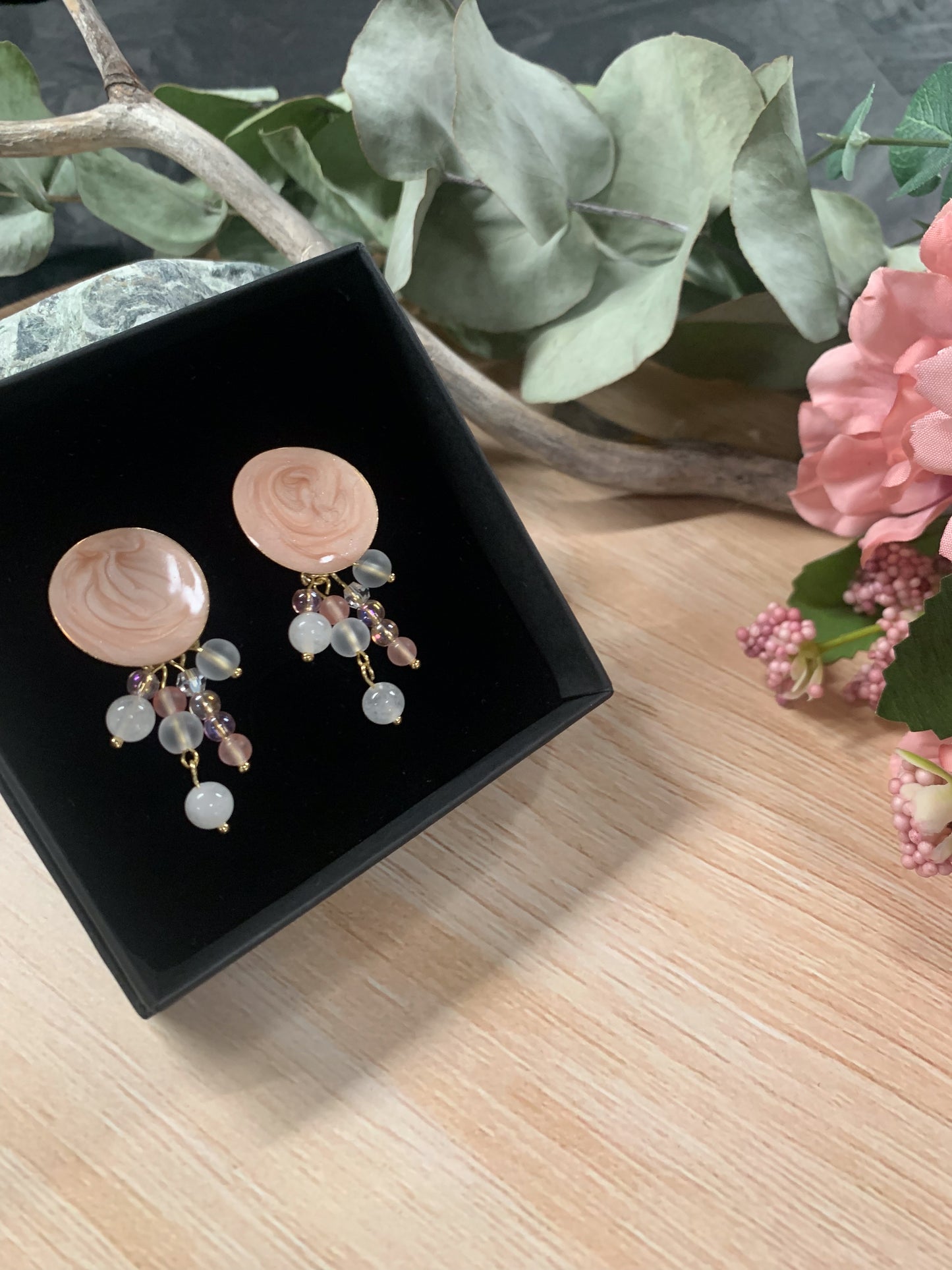 Koralli-korvakorut (hento vaaleanpunainen-valkoinen)