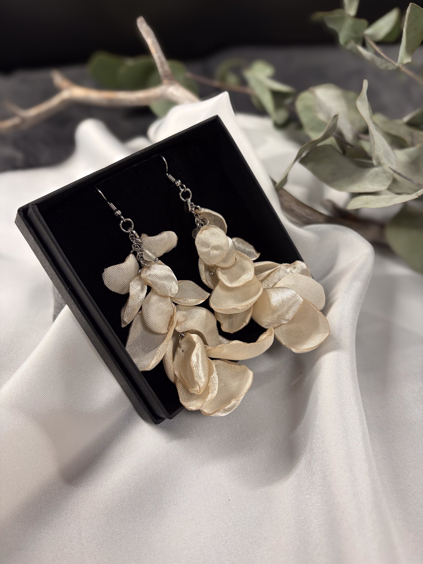 Lupiini-korvikset Kvartsi-kivihelmillä (luonnonvalkoinen) • Slow Fashion by Jaaza